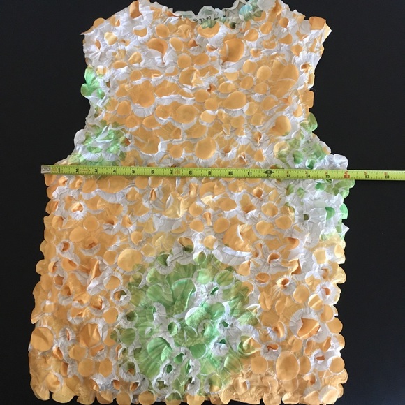 Sleeveless color trend top with fun artistic flare - Picture 9 of 10